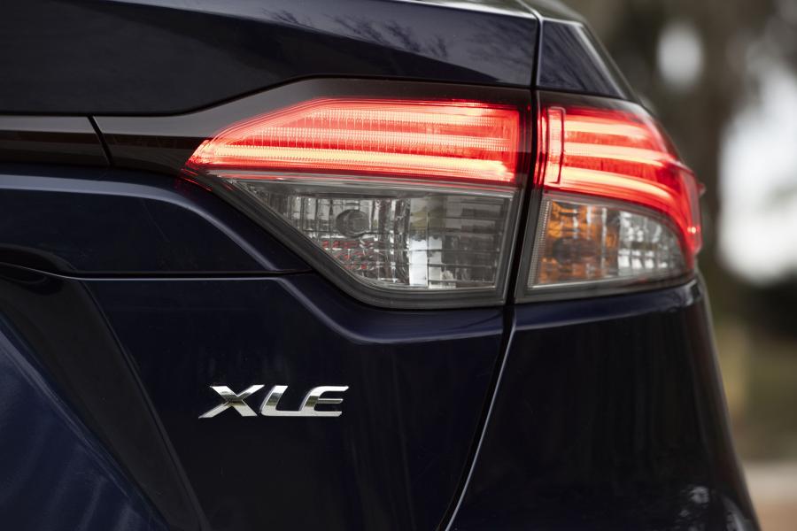 Детали экстерьера Toyota Corolla XLE Sedan 2019 года  (NA) (фото 9 из 40)
